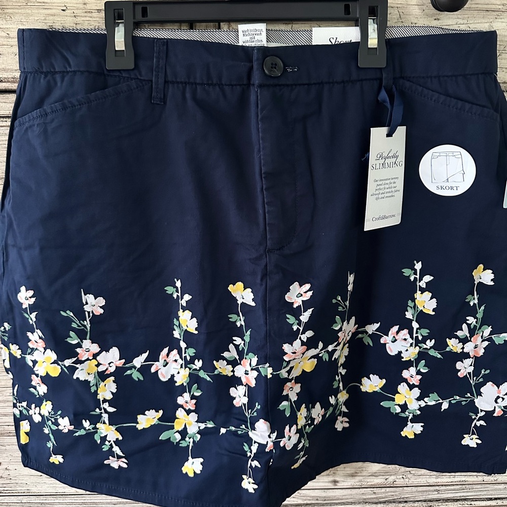 Croft and Borrow, SKORT, navy/floral, 14, NWT,